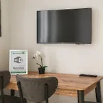 Livemore24 - Space In 24-7 Check-in Wifi *